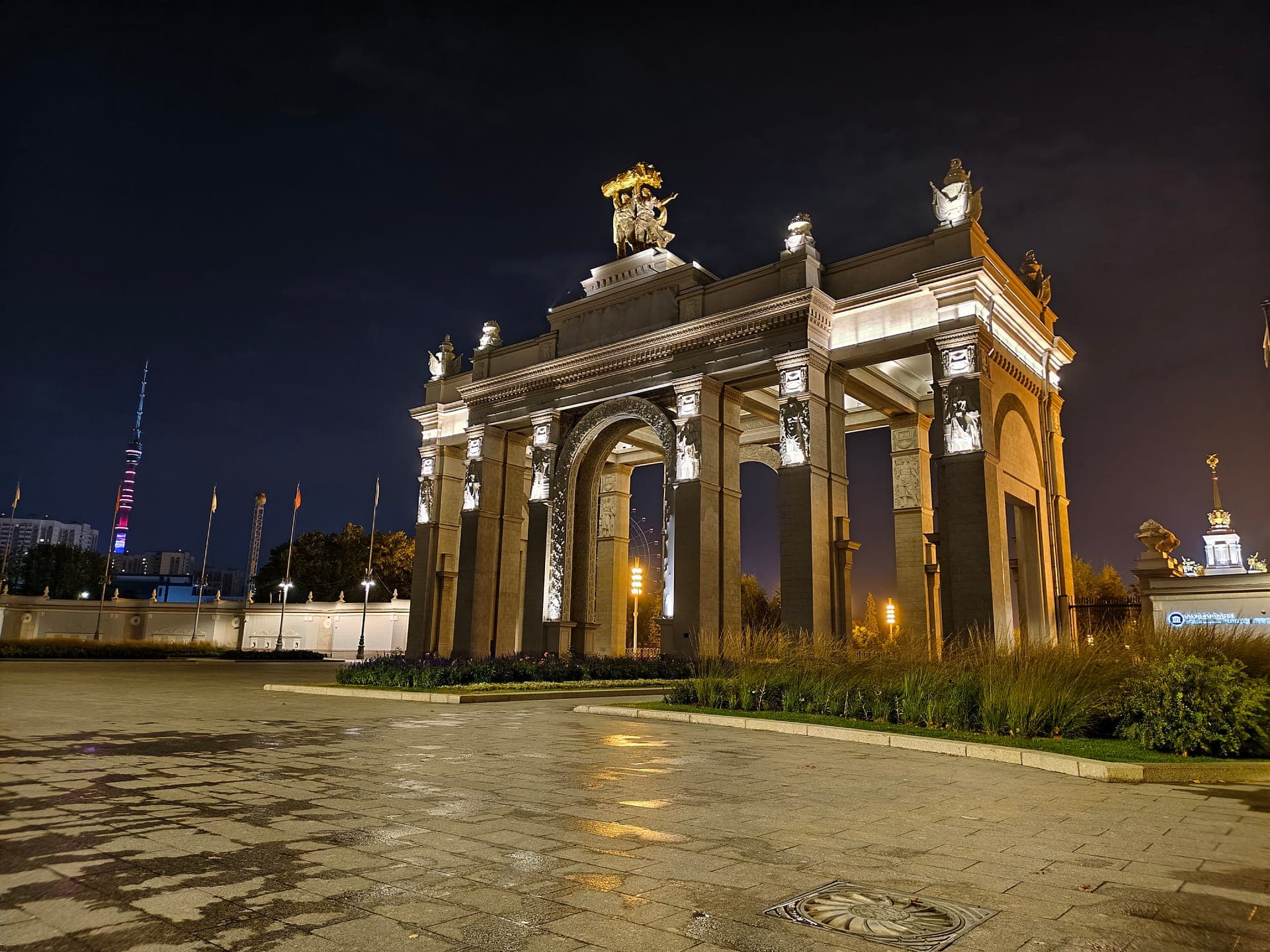 Арка главного входа ВДНХ ночью